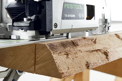 Detailný pohľad na okružnú pílu Festool, ktorá prerezáva drevo