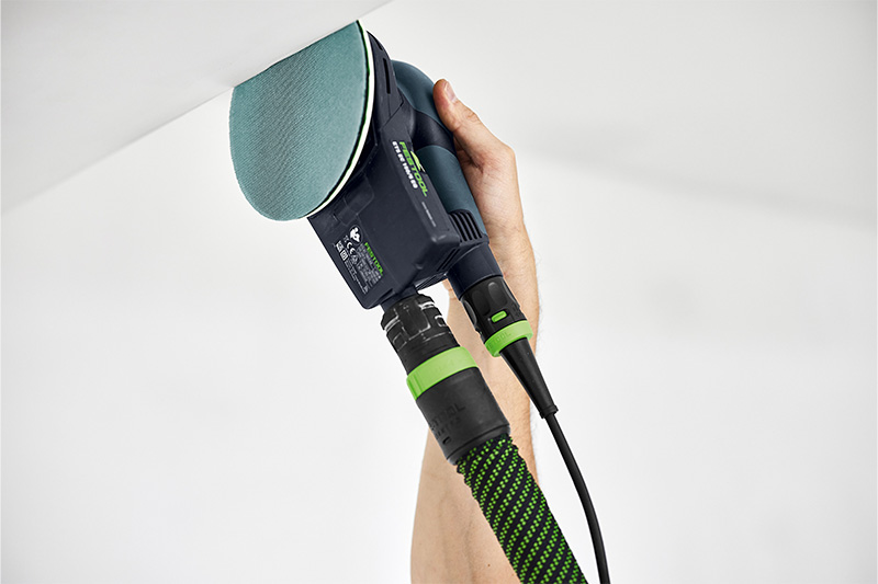 Brúsenie rohu pomocou brúsky a sieťového brúsneho prostriedku