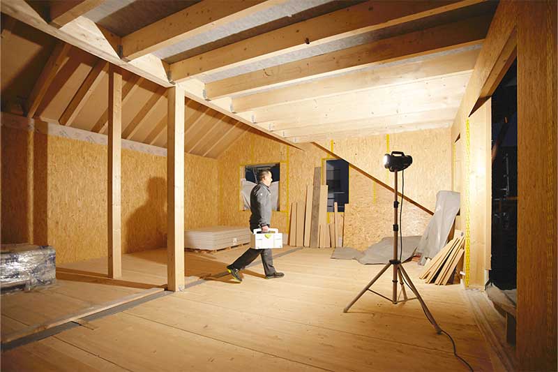 Stavebné svetlo osvetľuje tmavú miestnosť bez okien