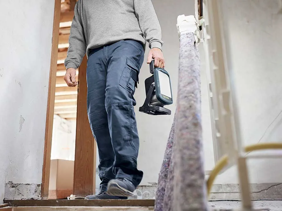 Remeselník nesie stavebné svetlo